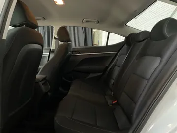 2017 Hyundai Elantra - image 13