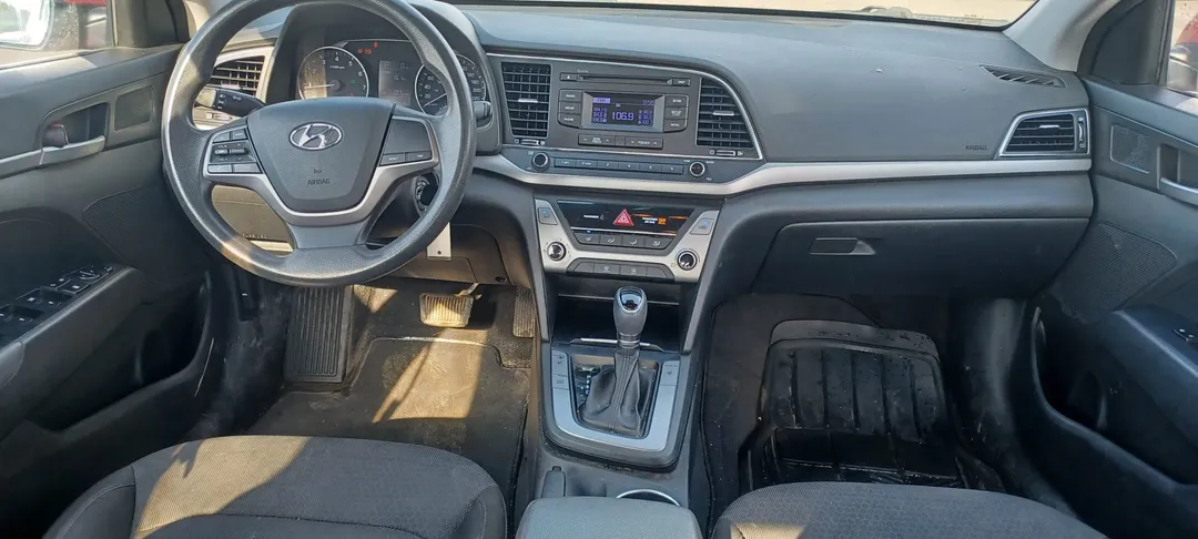 2017 Hyundai Elantra — photo 8