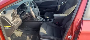 2017 Hyundai Elantra - image 8