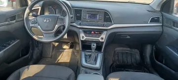 2017 Hyundai Elantra - image 9