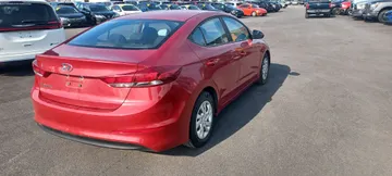 2017 Hyundai Elantra - image 6