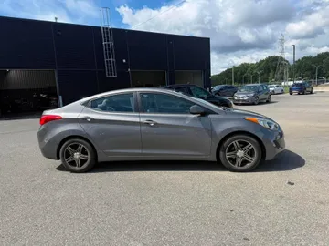 2013 Hyundai Elantra - image 6
