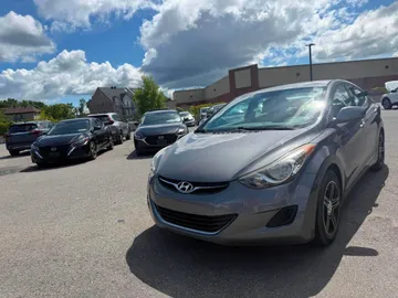2013 Hyundai Elantra - image 3