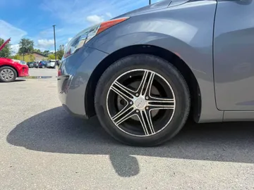 2013 Hyundai Elantra - image 7