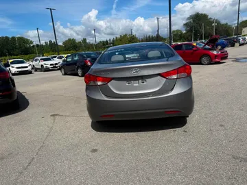 2013 Hyundai Elantra - image 4