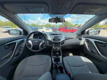 2013 Hyundai Elantra - image 9