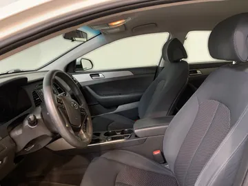 2017 Hyundai Sonata - image 3