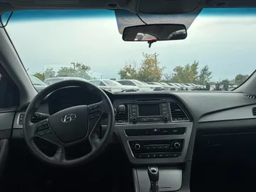 2017 Hyundai Sonata - image 9