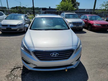 2017 Hyundai Sonata - image 2