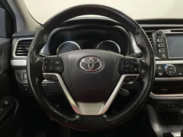 2017 Toyota Highlander - image 27