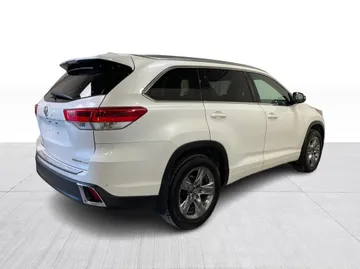 2017 Toyota Highlander - image 14