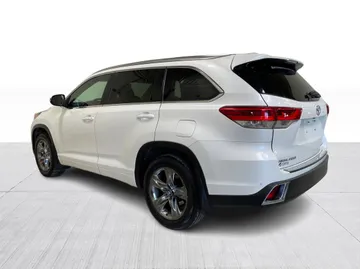 2017 Toyota Highlander - image 11