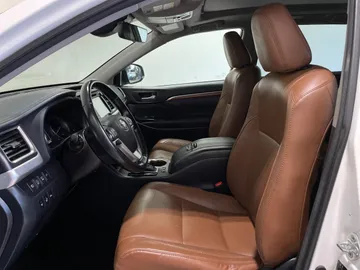 2017 Toyota Highlander - image 3