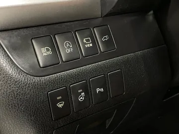 2017 Toyota Highlander - image 32