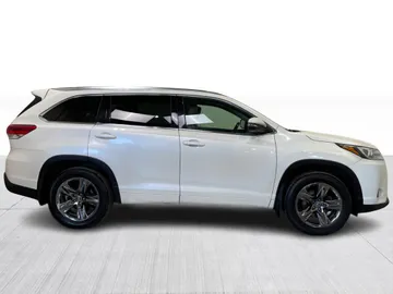 2017 Toyota Highlander - image 2