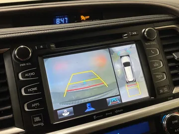 2017 Toyota Highlander - image 22
