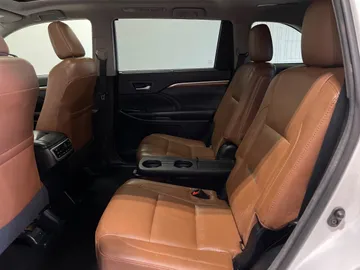 2017 Toyota Highlander - image 15
