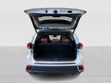 2017 Toyota Highlander - image 13