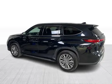 2021 Toyota Highlander Hybrid - image 11
