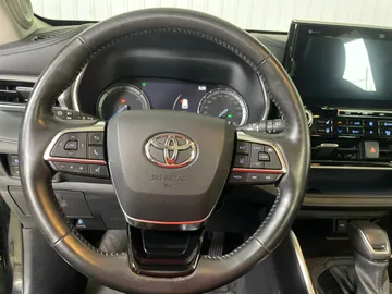 2021 Toyota Highlander Hybrid - image 18