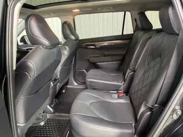 2021 Toyota Highlander Hybrid - image 15