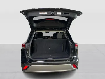 2021 Toyota Highlander Hybrid - image 13