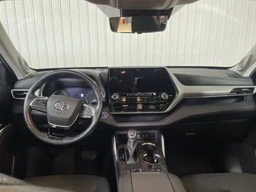 2021 Toyota Highlander Hybrid - image 4