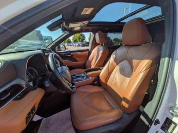 2022 Toyota Highlander - image 7