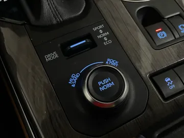 2022 Toyota Highlander - image 27