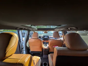 2022 Toyota Highlander - image 8