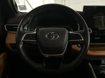 2022 Toyota Highlander - image 18