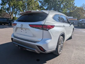 2022 Toyota Highlander - image 3