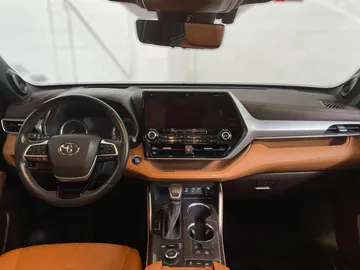 2022 Toyota Highlander - image 4