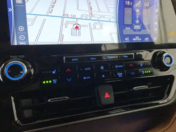 2022 Toyota Highlander - image 25