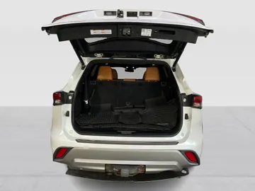 2022 Toyota Highlander - image 14