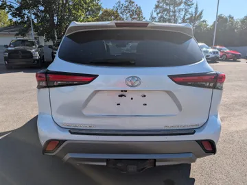 2022 Toyota Highlander - image 6