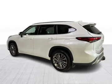 2022 Toyota Highlander - image 12