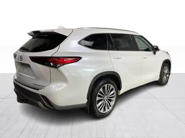 2022 Toyota Highlander - image 15