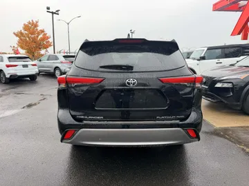 2020 Toyota Highlander - image 6