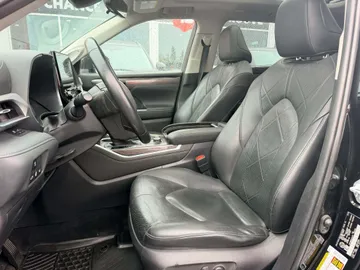 2020 Toyota Highlander - image 8