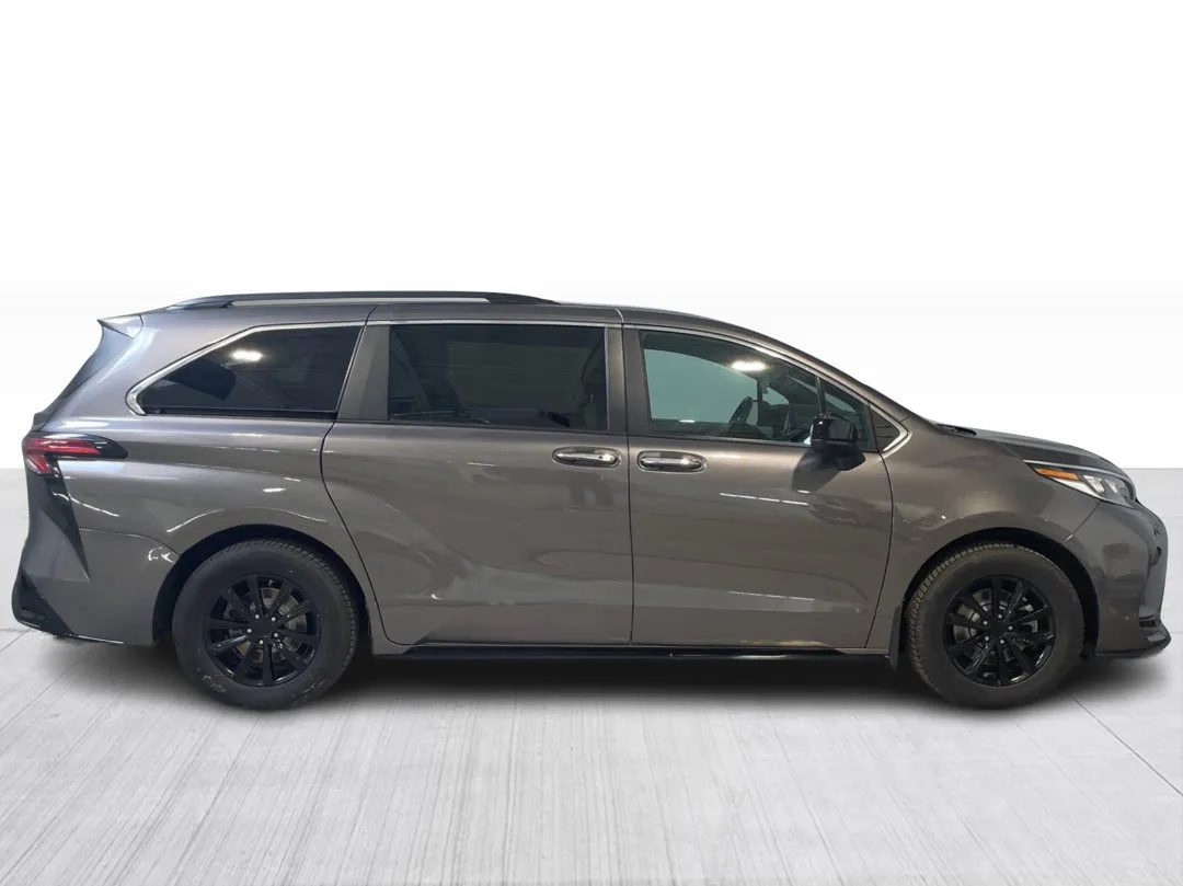 2022 Toyota Sienna for sale - photo 3