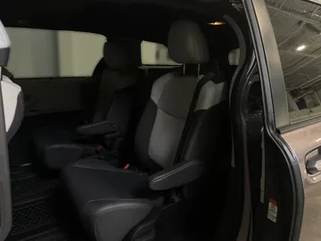 2022 Toyota Sienna - image 14
