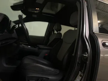 2022 Toyota Sienna - image 4