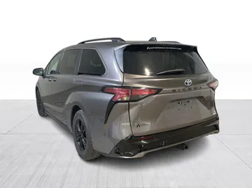2022 Toyota Sienna - image 10