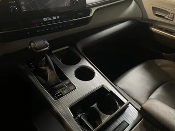 2022 Toyota Sienna - image 23