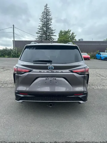 2022 Toyota Sienna - image 7