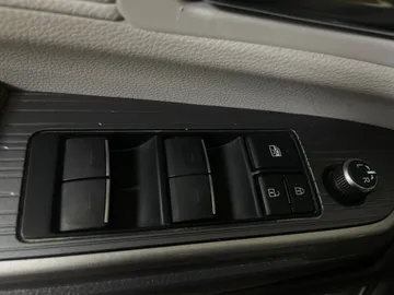 2022 Toyota Sienna - image 25