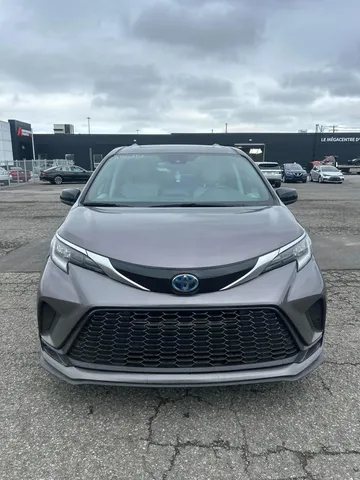 2022 Toyota Sienna - image 2