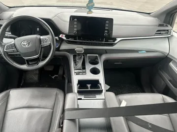 2022 Toyota Sienna - image 8