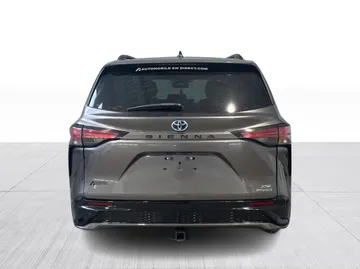2022 Toyota Sienna - image 11